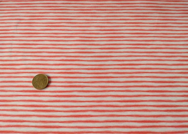 Mini Stripe weiß koralle Jersey mit unregelmäßigen Streifen, ein Kinderstoff von Hilco